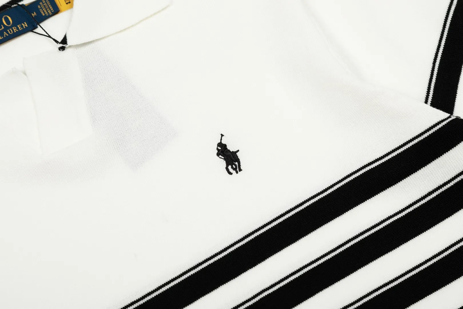 P160 💰 "Top quality" Style number: DS611# (on sale all year round) [Ralph Lauren striped pony embroidered small V-neck knitted POLO short sleeves] ✅Ralph Lauren pinstriped small V-neck ice silk knitted POLO lapel short sleeves ✅Main supply platform live broadcast Wholesale entities ✅ZP quality 1:1 version Scan the code to enter the GF website Counter quality ✅Detailed quality The only one in Guangzhou Imported quality cotton yarn Focus on high-end, cost-effective, and good quality. Needless to say, the version is restored to the original. Loose, comfortable and stress-free. Simple is high-end. Classic is eternal. ✅The upper body is simple and easy to match. A must-have for men and women. Good-looking clothes are never picky. A must-have in the wardrobe. Size: S-XL. Color: Black, White, Green.